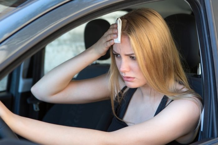 Tại sao cửa gió điều hòa trong xe chỉ thổi hơi nóng ô 2 cửa gần người lái